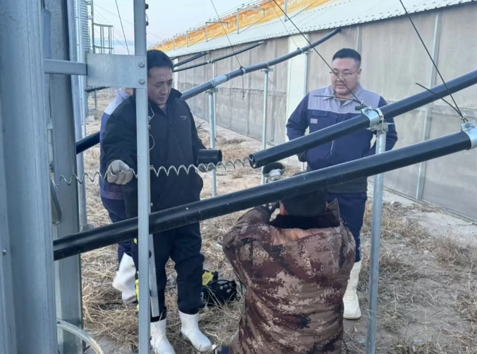 东方技术人员在现场示范超高分子量聚乙烯管材安装.jpg